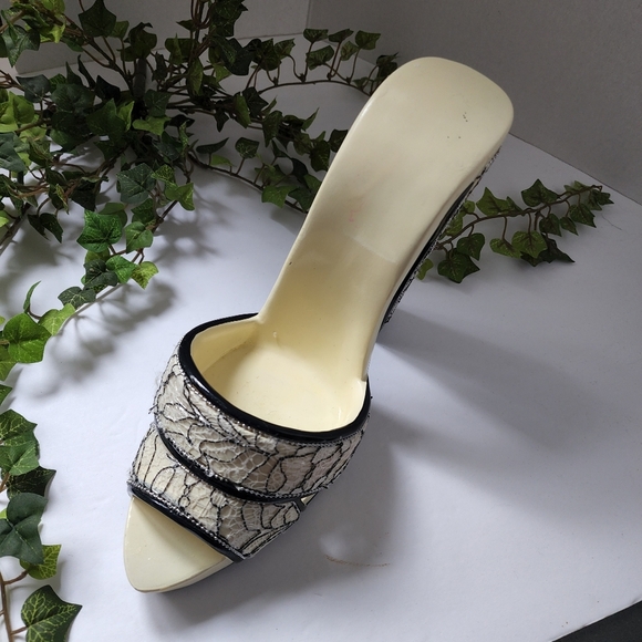 Large Resin High Heel Shoe Vanity Display - Picture 3 of 9